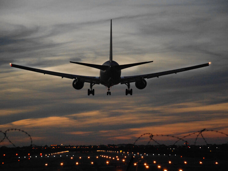 Авиакомпании отменили сотни рейсов из-за штамма коронавируса "Омикрон"