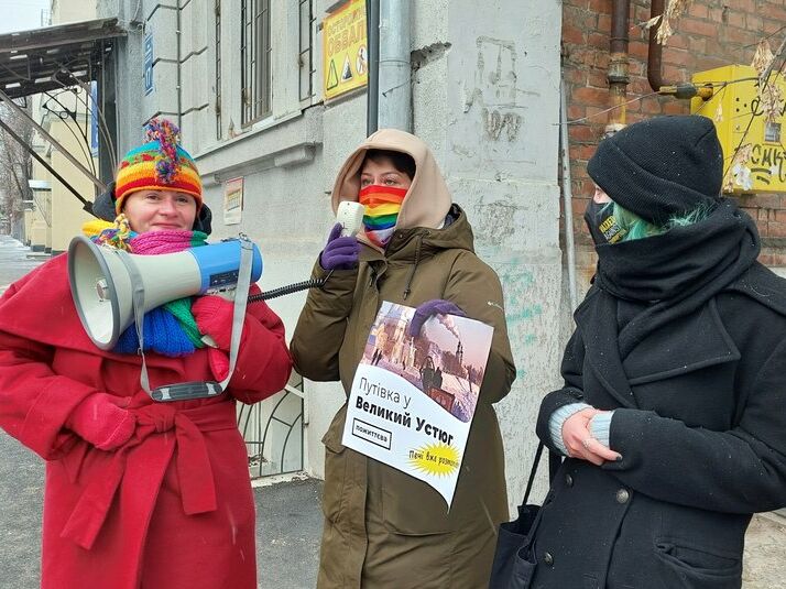 У Харкові ЛГБТ-активістки заспівали перед Генконсульством РФ: "Богородице Діво, Путіна прожени". Відео
