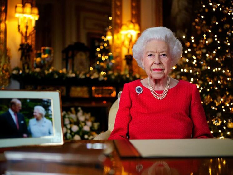 "Він хотів би, щоб ми раділи Різдву". Єлизавета II у різдвяному зверненні вшанувала пам'ять покійного чоловіка