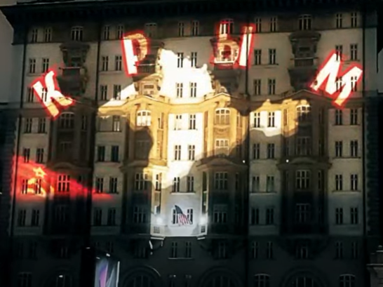 В Москве на здании посольства США устроили световое шоу о "возрождении большой России" с флагом СССР и Крымом