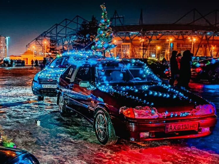 У Харкові 150 машин сформували фігуру різдвяного янгола
