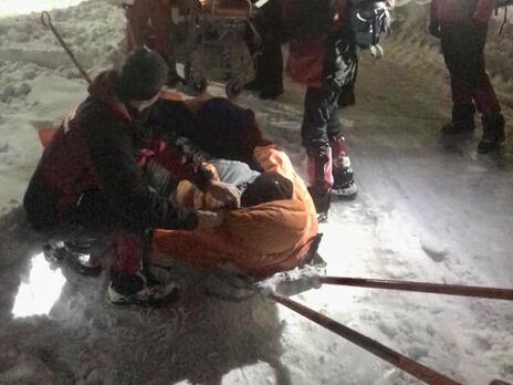 Рятувальники спустили з вершини у Карпатах травмовану туристку