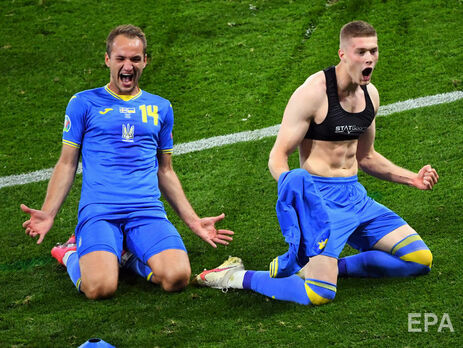 Довбик (праворуч) наймолодший автор забитого гола в історії збірної України на чемпіонатах Європи з футболу