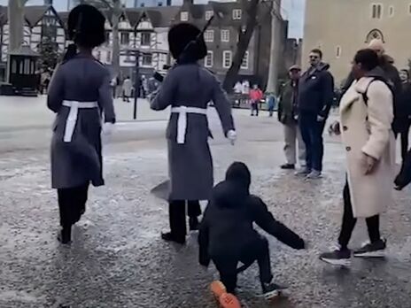 В Лондоне королевский гвардеец во время марша сбил с ног ребенка. Видео