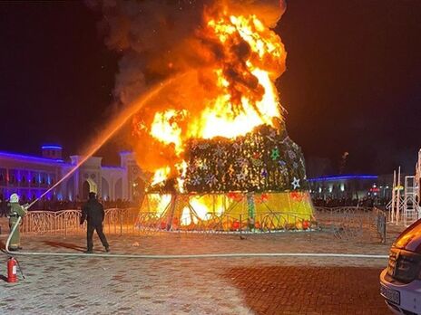 В Казахстане в новогоднюю ночь сгорела елка на центральной площади города, жители фотографировались на фоне. Видео