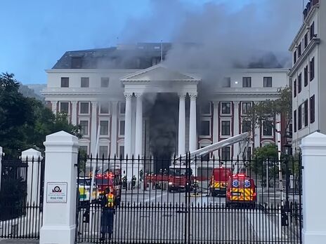 Пожар в здании парламента ЮАР начался сегодня утром