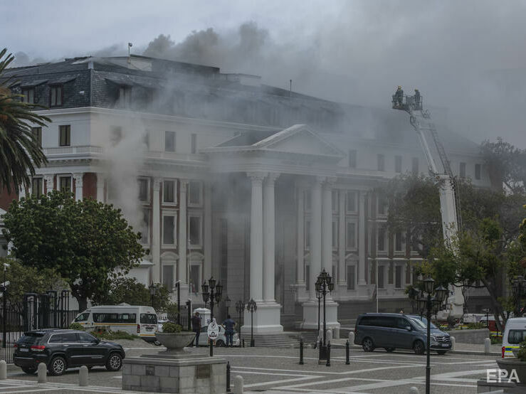 В ЮАР по делу о пожаре в здании парламента задержали мужчину