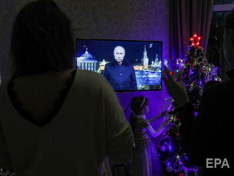 "С наступающим, друзья", написал Градинар под своей фотографией на фоне Путина