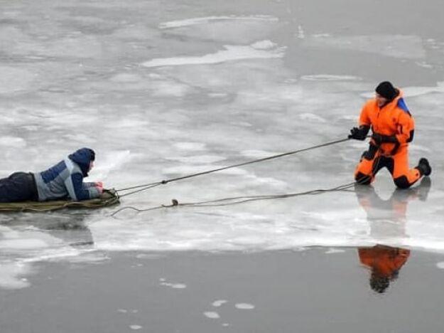 У Житомирській області співробітники ДСНС урятували хлопчика, який провалився під лід на водоймі