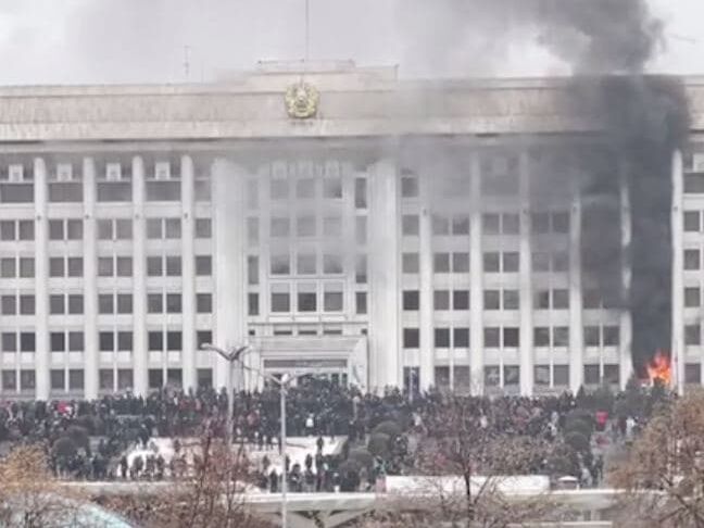 В захваченной протестующими мэрии Алматы начался пожар, слышны выстрелы 