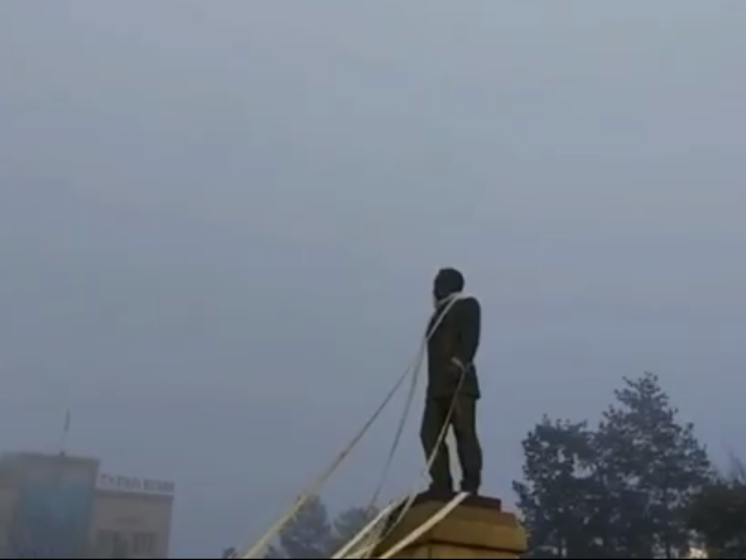 У Казахстані протестувальники зносять пам'ятник першому президентові Назарбаєву. Відео