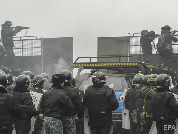 В Казахстане в результате беспорядков пострадали более 1 тыс. человек. Власти заявили о двух обезглавленных силовиках