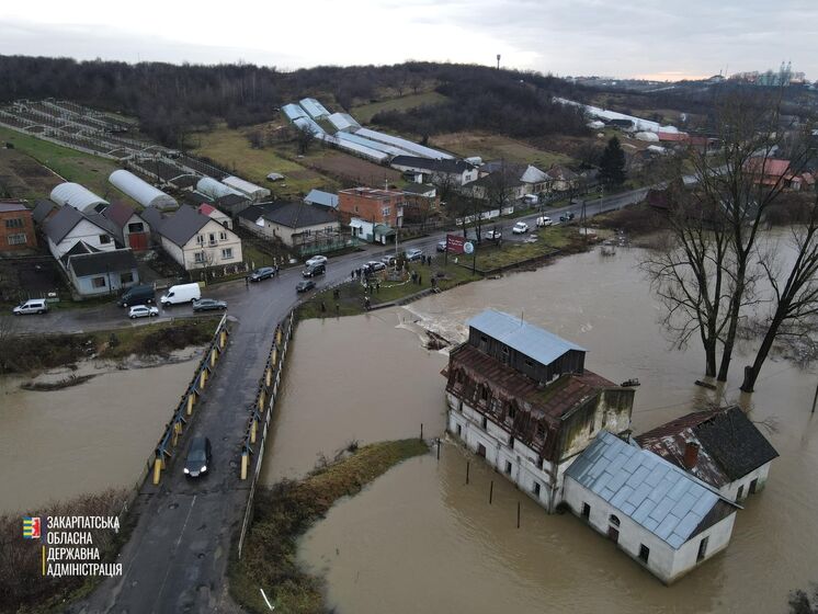 "Вода сходить самопливом". У Закарпатській області залишається підтопленими кілька будинків, але ситуація стабілізувалася – ДСНС
