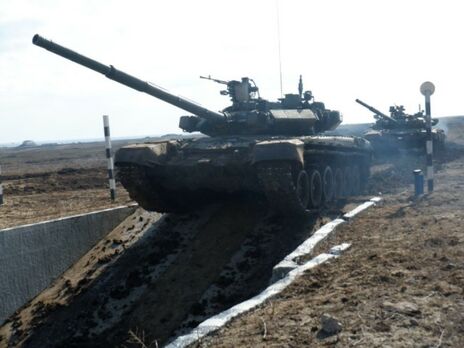 Росія наростила військові сили в окупованому Криму, а також біля східного та північного кордонів України