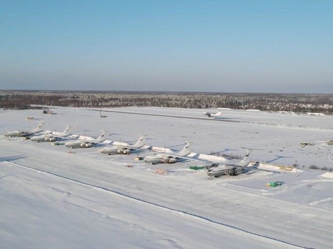 "Для стабілізування ситуації". Росія більш ніж 20 рейсами перекине десантників і техніку в Казахстан