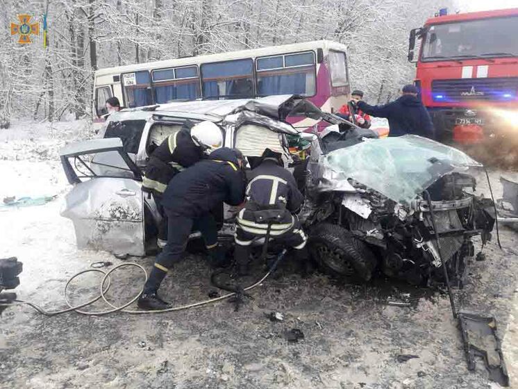 Четыре человека попали в больницу после столкновения машины с рейсовым автобусом во Львовской области