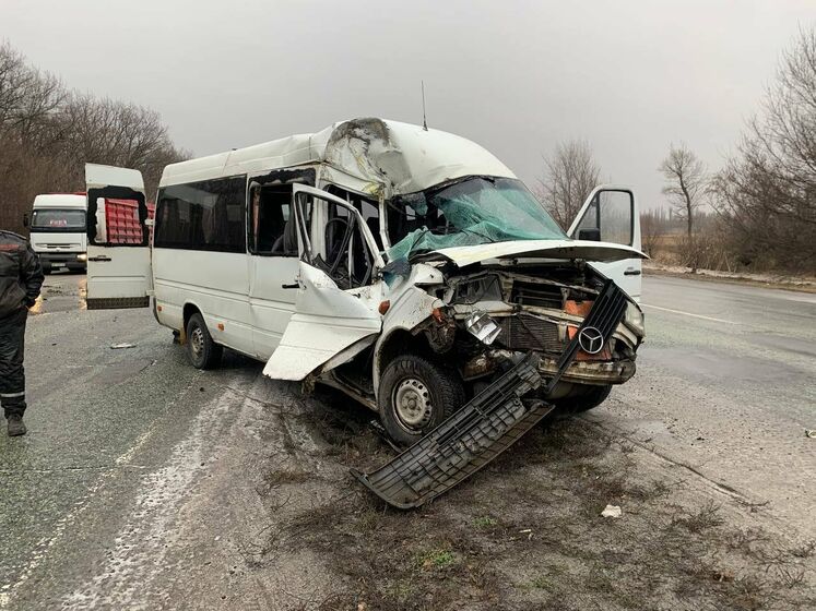 У Дніпропетровській області зіткнулися вантажівка і рейсовий автобус, постраждали люди – поліція