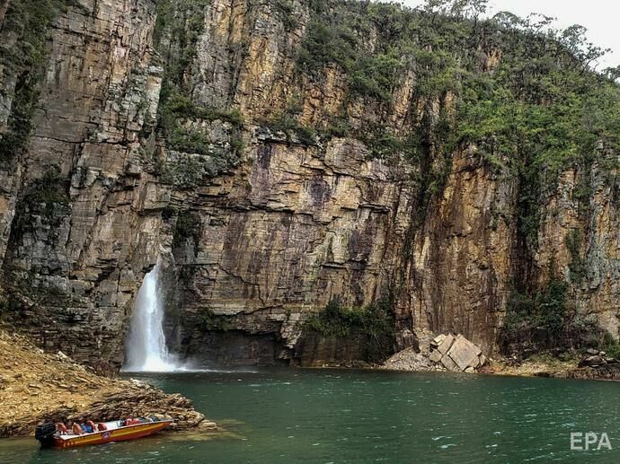 У Бразилії скеля обвалилася на човни з туристами, загинуло щонайменше семеро людей. Відео