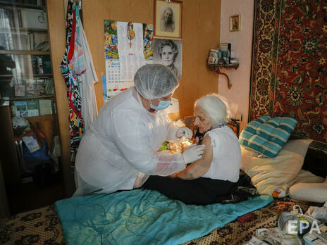 Лапій зазначив, що в Україні досить низький рівень вакцинації серед груп ризику