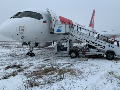 В российском Белгороде самолет на 40 м выкатился за пределы взлетно-посадочной полосы. Видео