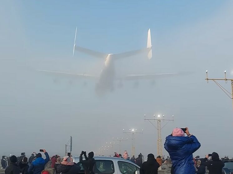 "Як Мойсей &ndash; море". "Мрія" приземлилася в Польщі, прорізавши туман. Відео від спостерігачів і пілота