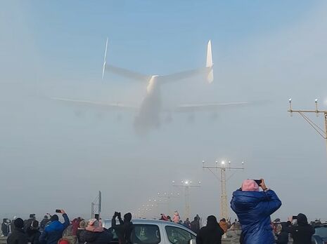 Самолет-гигант рассек туман на глазах у наблюдателей