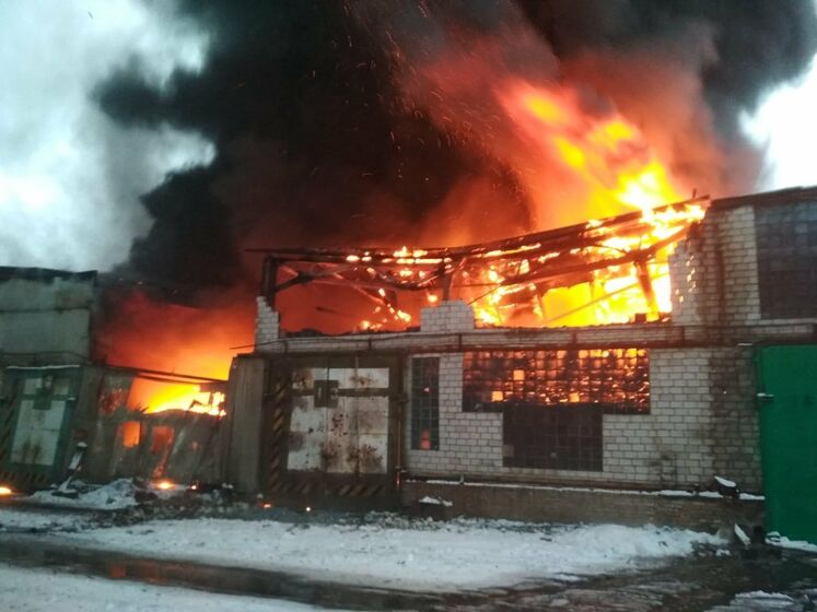 У Київській області гасять пожежу на площі 1 тис. м², горять покришки – ДСНС