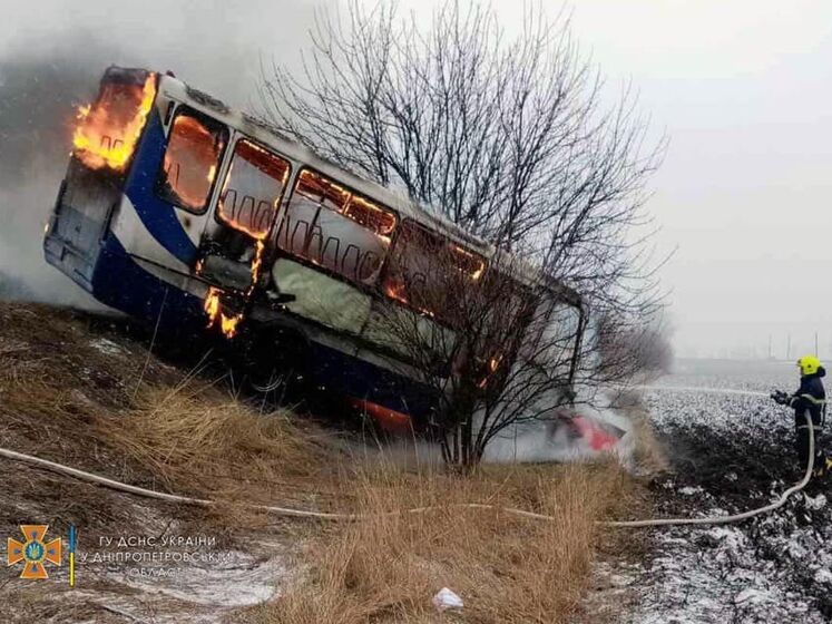 В Днепропетровской области автомобиль и автобус с пассажирами столкнулись и загорелись – ГСЧС