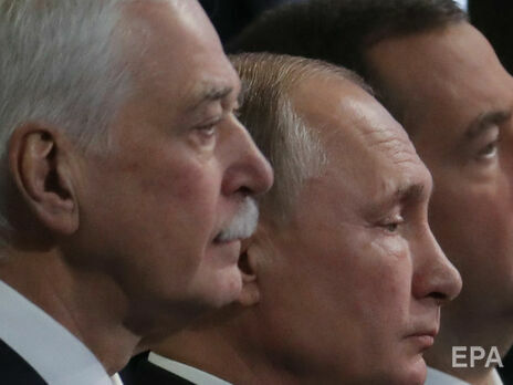 Грызлов (на фото слева) председатель высшего совета партии "Единая Россия" с 2002 года, российскую делегацию в ТКГ возглавляет с 2015-го
