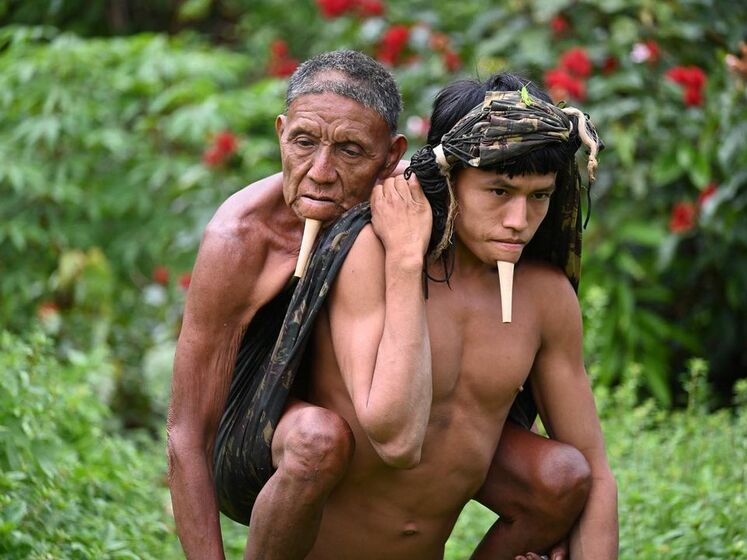 "Символ складної логістики вакцинації". Фото жителя Амазонії, який несе свого батька з вакцинального пункту, стало вірусним