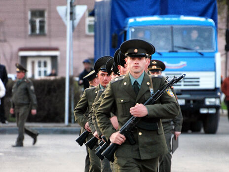 Чтобы доехать до линии фронта, России нужны грузовики