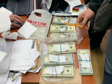 У прокурора під час обшуку виявили велику кількість готівки