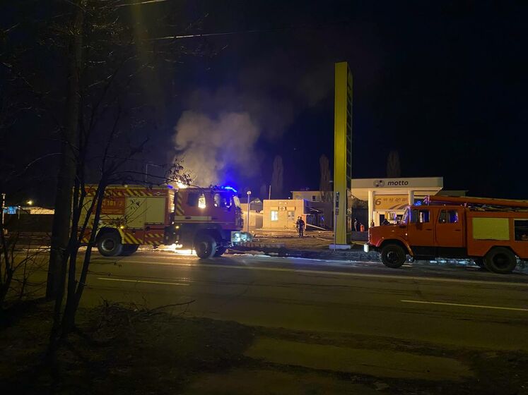 В Кременчуге микроавтобус столкнулся с газовой емкостью на АЗС и загорелся – ГСЧС