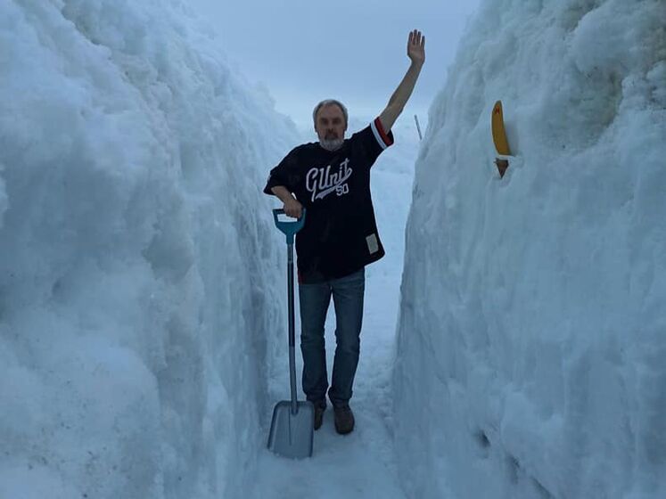 Украинские полярники откапывают станцию "Академик Вернадский" после рекордного снегопада
