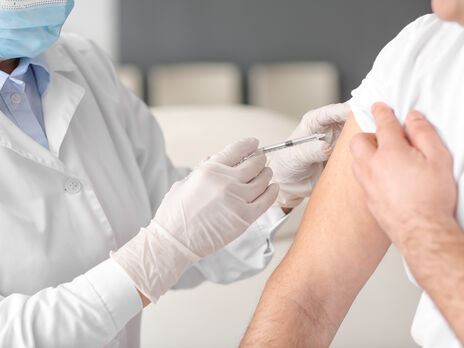 Бустерную дозу вакцины от коронавируса в Украине получили почти 100 тыс. человек