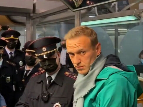 "Вроде только вчера в самолет в Москву вошел, а уже год отсидел". Навальный опубликовал пост в годовщину возвращения в Россию