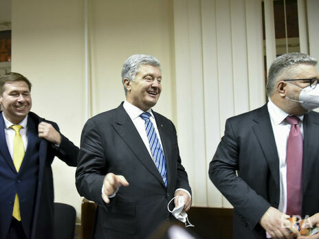 Порошенко (по центру) сообщил, что кто-то "взял на себя смелость" лишить его адвокатов и назначить бесплатного юриста