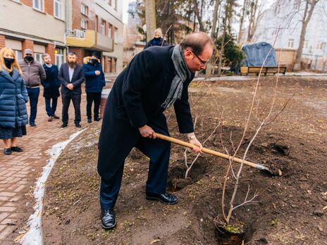 Іноземні дипломати посадили дерева у новому єврейському культурному центрі у Києві