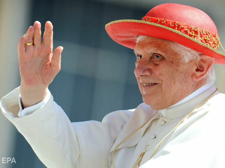 Бывшего папу римского обвинили в бездействии в отношении сексуального насилия в церкви 