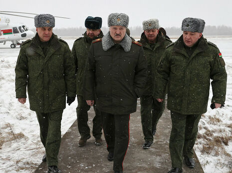 Лукашенко (по центру): С болью в сердце мы наблюдаем все то, что творится в Украине