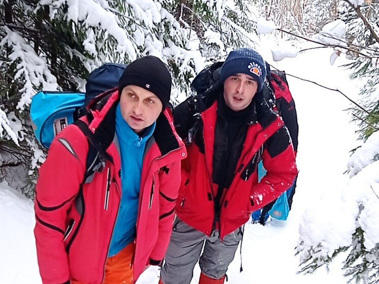 Спасатели в Карпатах доставили к населенному пункту туристов, которых накрыло лавиной