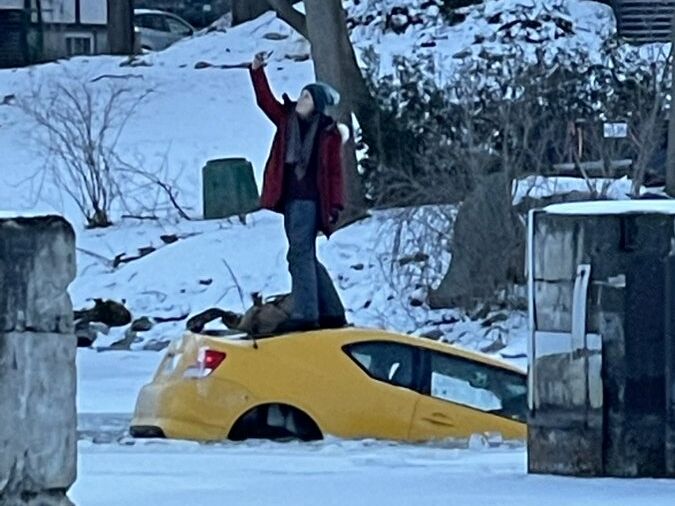В Канаде девушка делала селфи на тонущей машине. Видео