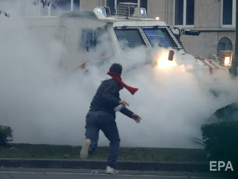 Протестующие бросали в полицию и здания камнями, полиция разгоняла толпу водометами и слезоточивым газом