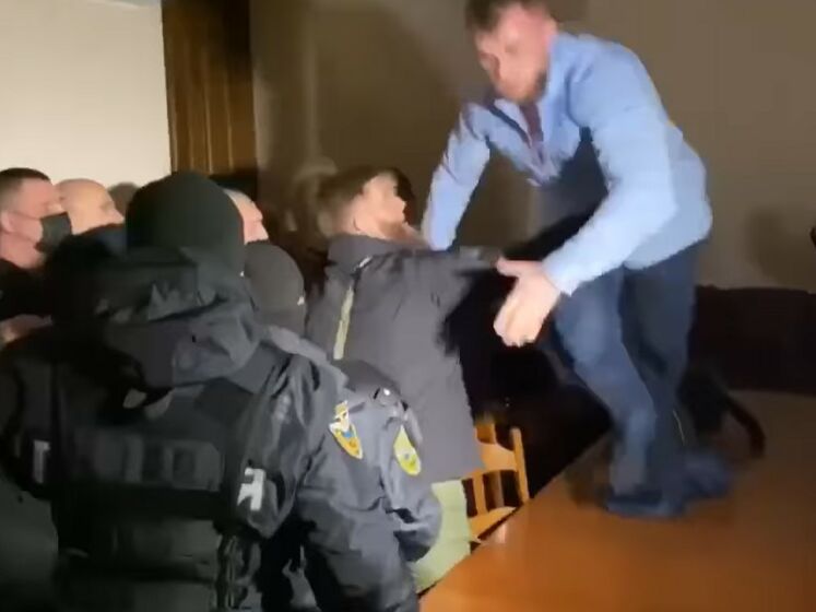 Нардеп Дмитрук устроил драку и сорвал заседание земельной комиссии в Одессе. Видео