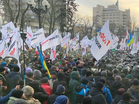 Участники акции "SaveФОП" прорвали ограждение возле здания Верховной Рады