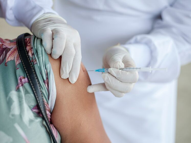 Ще одна компанія розпочала випробування вакцини проти коронавірусного штаму "Омікрон"