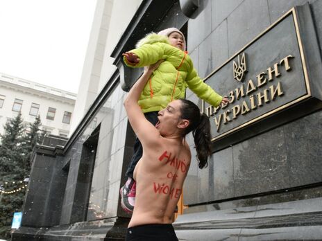 Активістка протестувала в центрі Києва