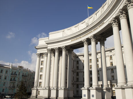 У МЗС України відповіли на заяву Сіярто, що Угорщині важко підтримувати Київ через 