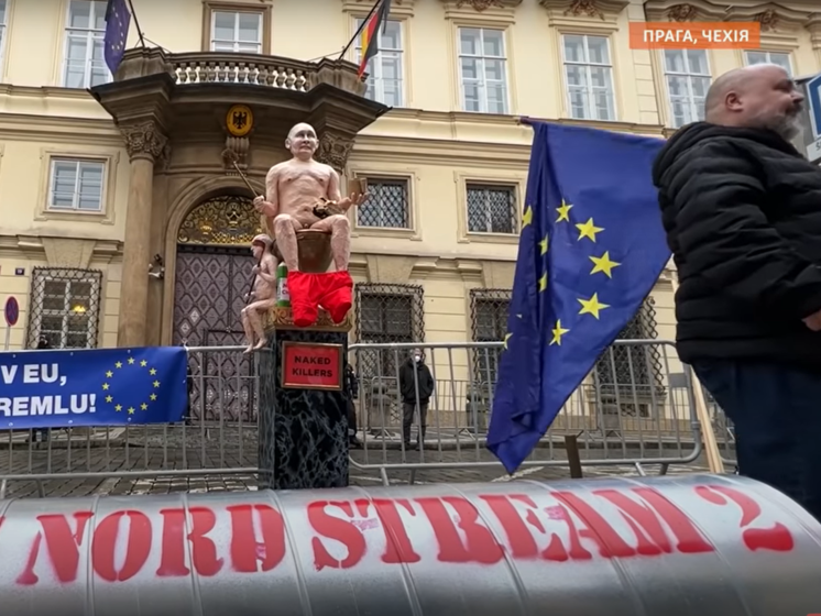 Чеські активісти "знищили" "Північний потік – 2" перед посольством Німеччини у Празі. Відео