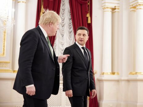 Джонсон впервые посетил Украину в должности премьер-министра Великобритании. Зеленский после встречи с ним сказал, что новый союз станет "очень неплохой площадкой" для сотрудничества по вопросам безопасности и торговли